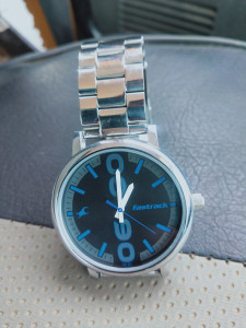 Fastrack 38052sm07 Bold Fonts Analog Watch Men Reviews Latest