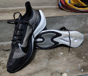 Nike zoom gravity men top