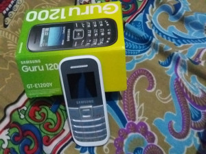 Samsung guru 1200 earphone top