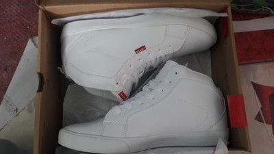 Levi's franklin best sale white sneakers