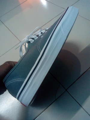 Sepatu on sale vans authentic