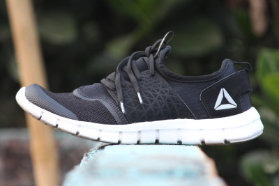 Reebok men s hurtle outlet runner running shoes