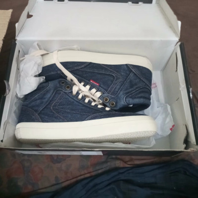 Levi's men's sales bass mid sneakers