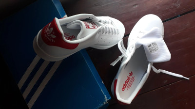 Original stan smith noir deals