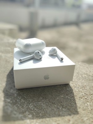 Apple AirPods(2nd gen) with Charging Case Bluetooth Headset with 