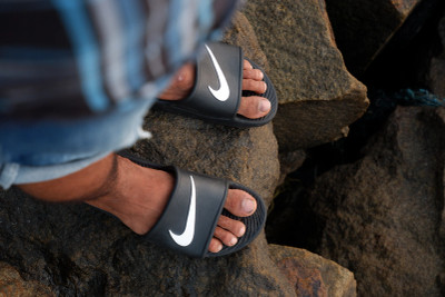 Nike kawa hot sale shower on feet