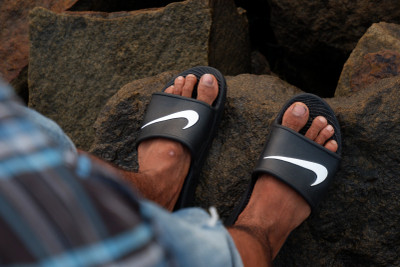 Nike kawa slide on sale feet
