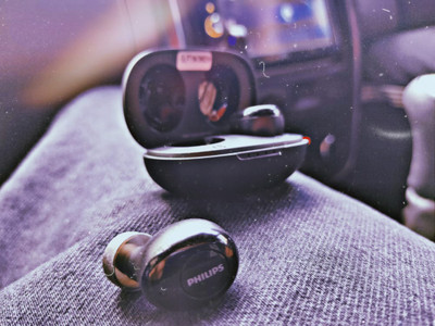 Philips taut102 tws earphones black top