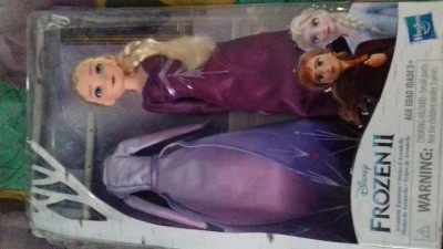 Disney La Reine des Neiges Arendelle Fashions Poupée Elsa avec 2 tenues,  chemise de nuit violette et robe – Jouet pour enfants de 3 ans et plus :  : Jeux et Jouets