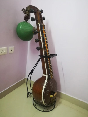 Veena outlet stand price