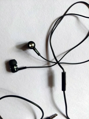 Philips she1505 earphone philips upbeat hotsell she1505bk wired earphone with mic black