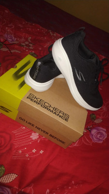 Skechers go run clearance fast quake trainers