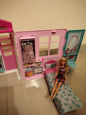Close and go barbie house best sale