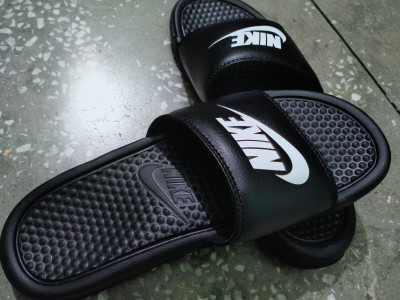 Nike benassi top fake