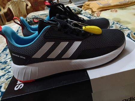 Sepatu adidas 2025 questar drive