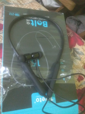 Toreto Bolt Wireless Magnetic Headset in Ear with Mic TOR 272