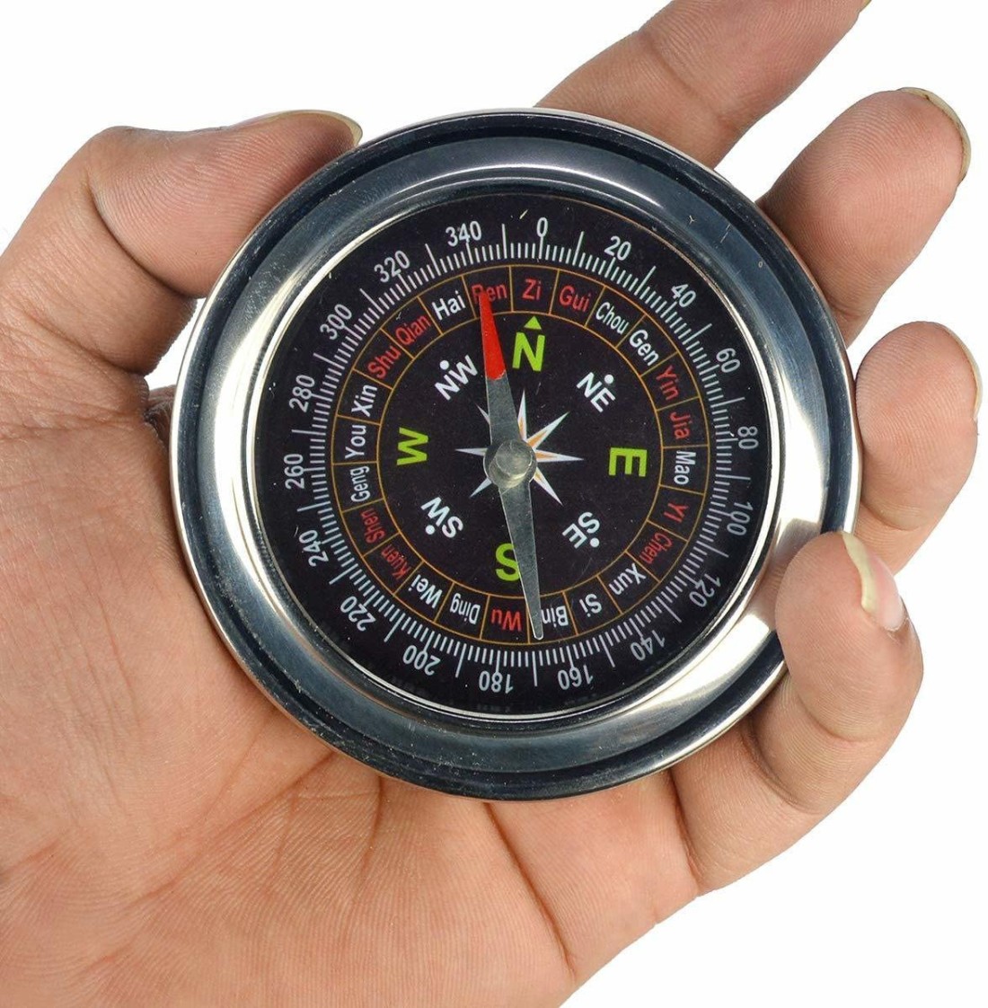 Magnetic compass for direction new arrivals