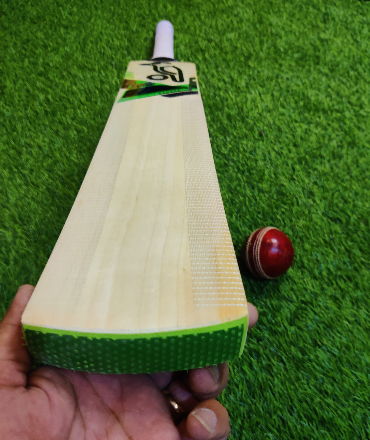 Raider Handmade English Willow Cricket Bat - Image 1