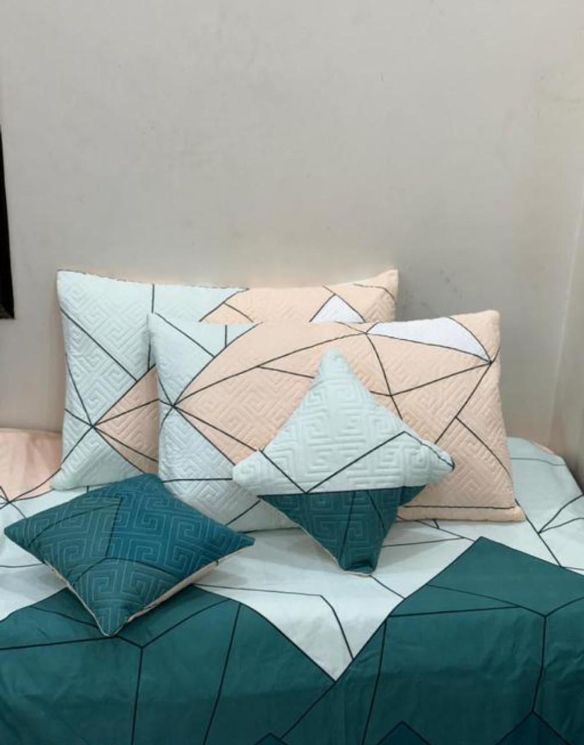 Image of Bunkin Polycotton Double Flat 220 TC 3D Printed 1 Bedsheet with 2 Pillow Covers, 2 Cushion Covers (5 PCS SET CLOSIC ZIGZAG)