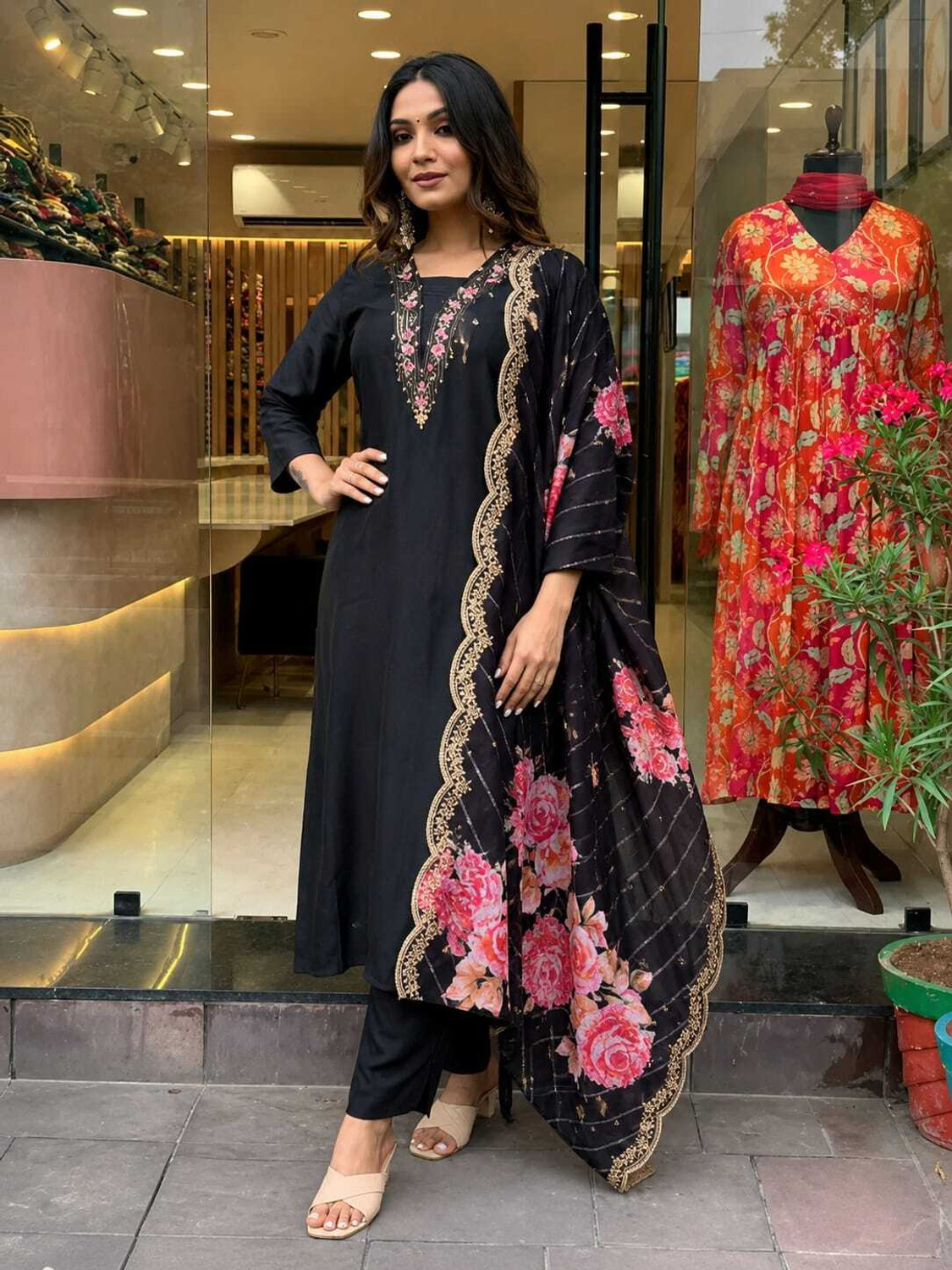 Image of Veelana Women Viscose Rayon Kurti Pant Dupatta Set