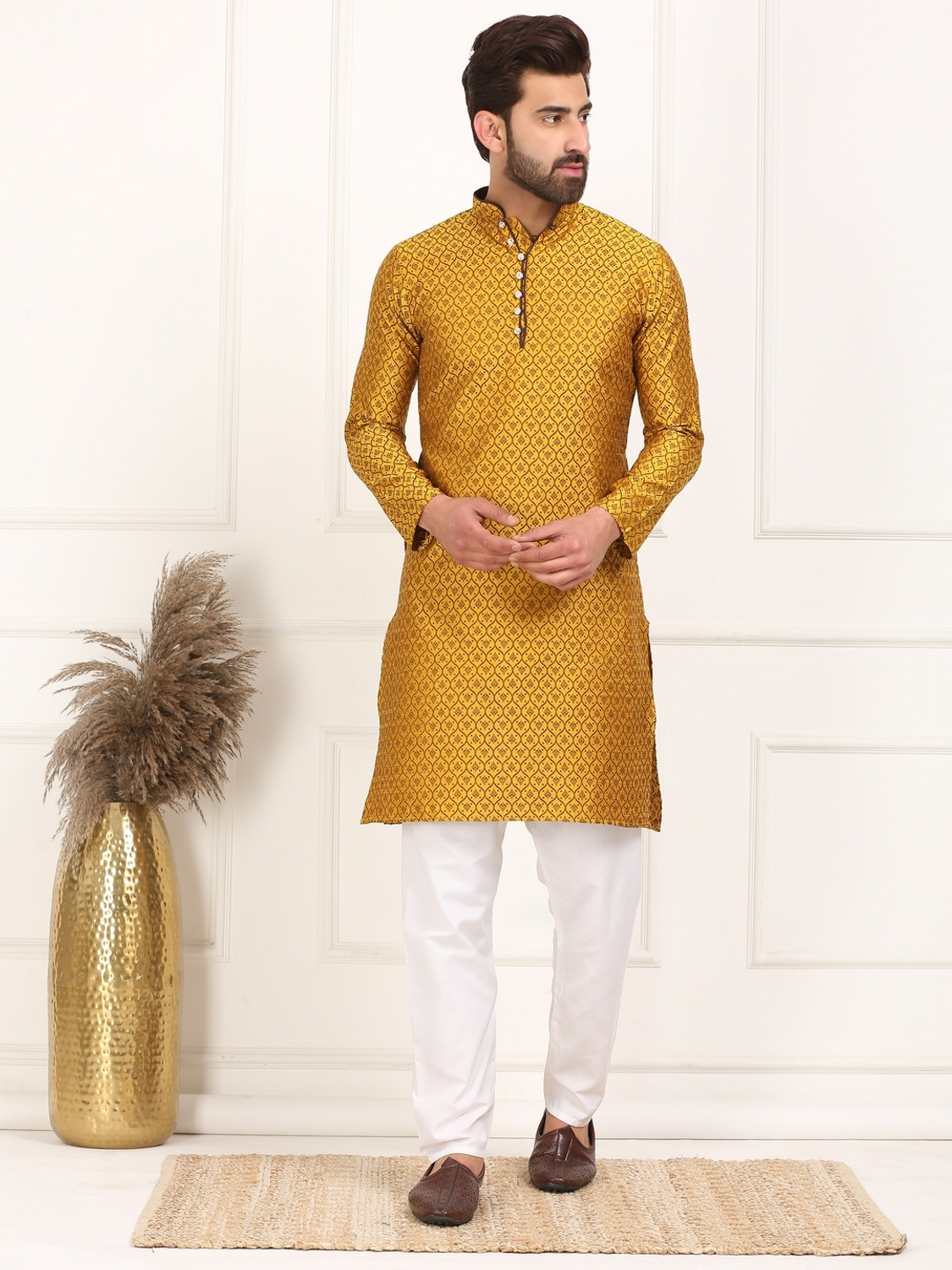 Image of Larwa Men Cotton Blend Kurta Pyjama Set