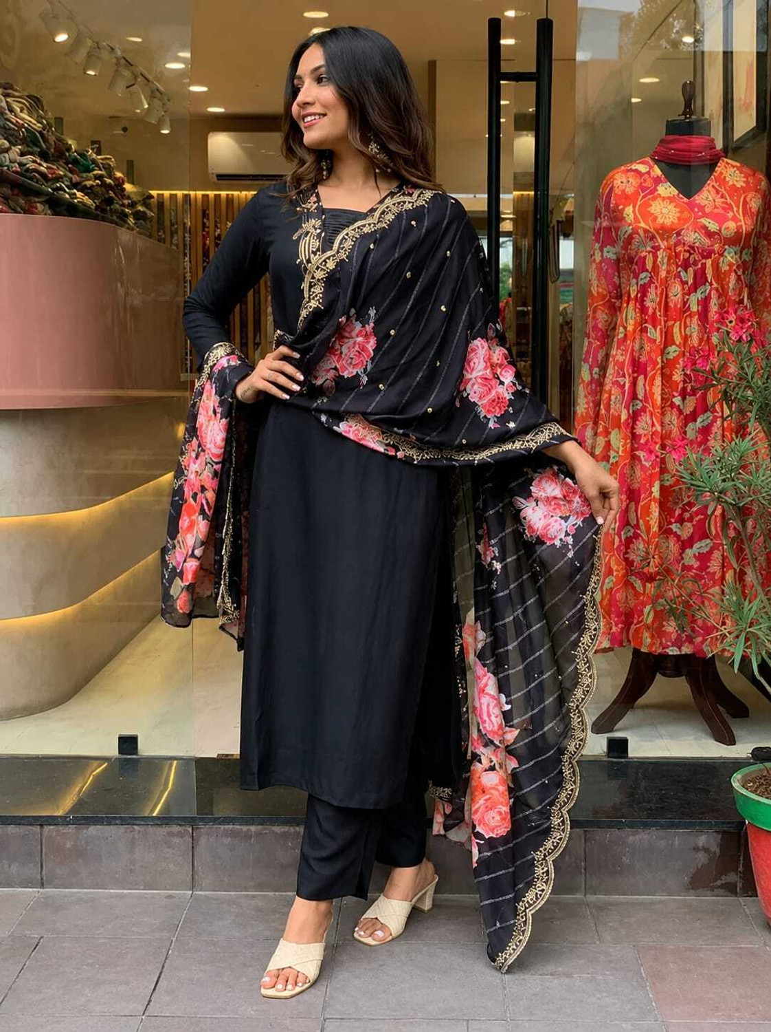 Image of Veelana Women Viscose Rayon Kurti Pant Dupatta Set