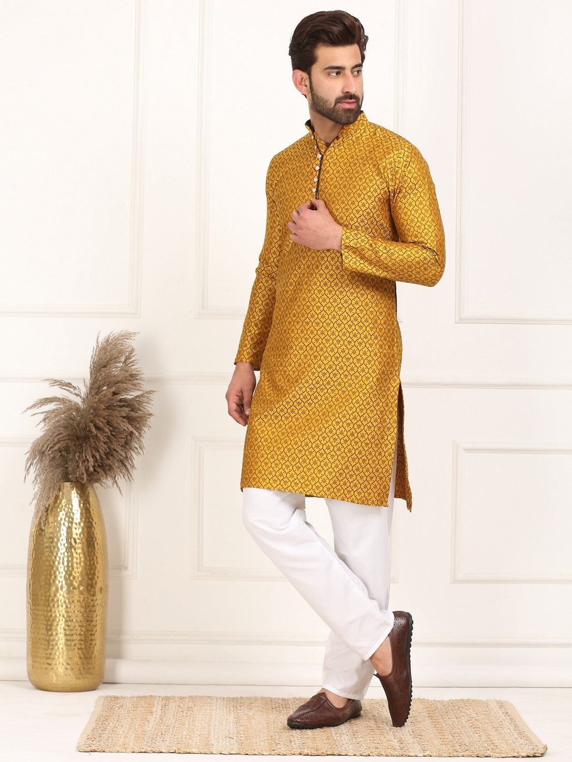 Image of Larwa Men Cotton Blend Kurta Pyjama Set