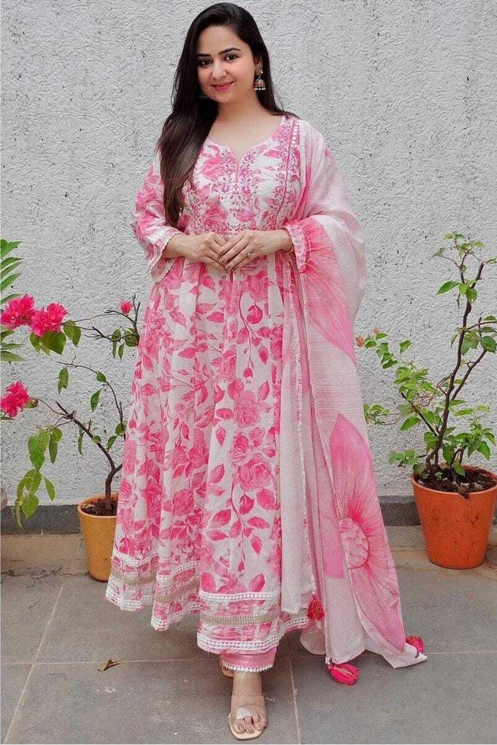Krishna Women Kurta Pant Dupatta Set - Image 4