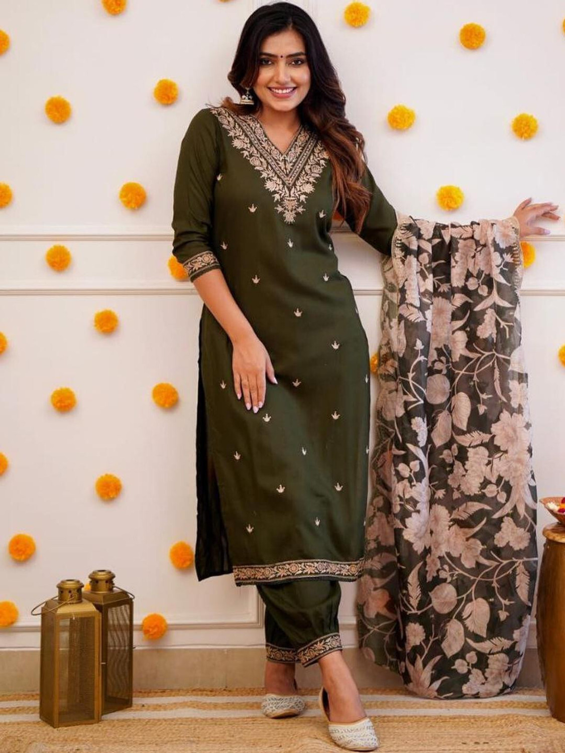 Image of Klosia Women Pure Silk Kurta Pant Dupatta Set