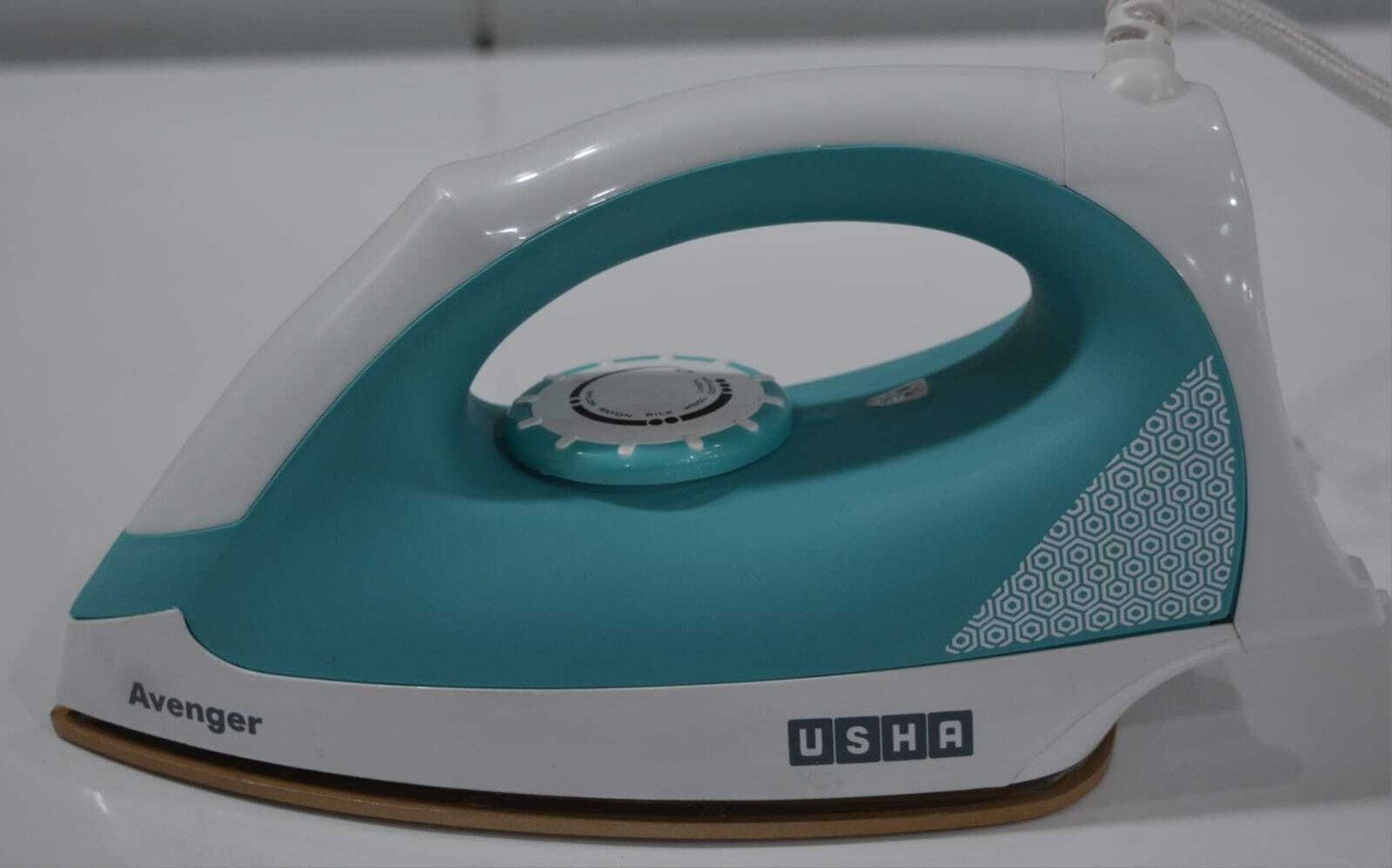 Bajaj Avenger 1100W Dry Iron (Light Green) - Image 1