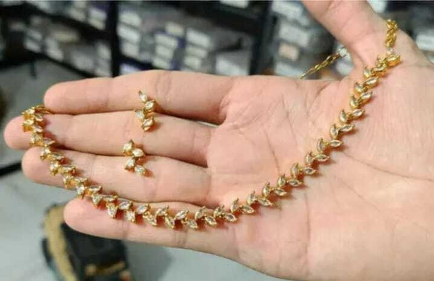 Image of SHINELOOM MUKTTA Brass Gold-plated White, Gold Jewel Set (Pack of 1)