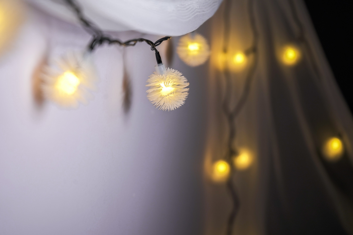 Image of Home Delight 14 LEDs 4 m Yellow Steady Snow Flake Rice Lights (Pack of 1)