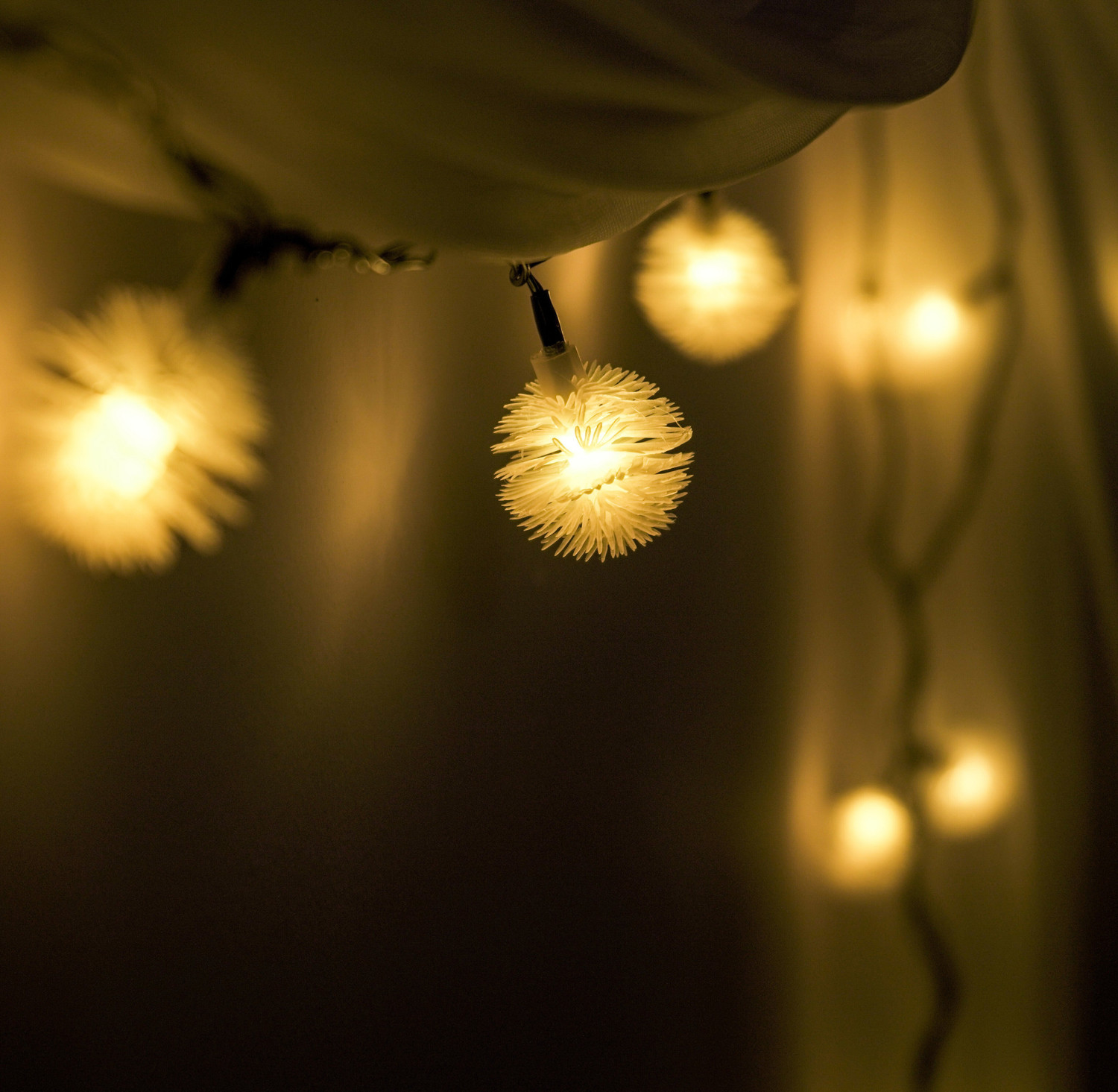 Image of Home Delight 14 LEDs 4 m Yellow Steady Snow Flake Rice Lights (Pack of 1)