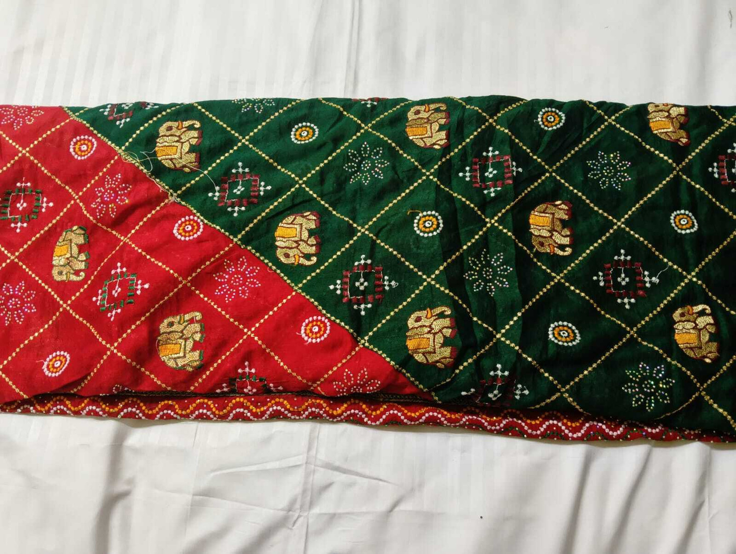 Image of AACHCHHADAN Embroidered, Geometric Print Bollywood Georgette, Art Silk Saree (Red, Green, Gold)