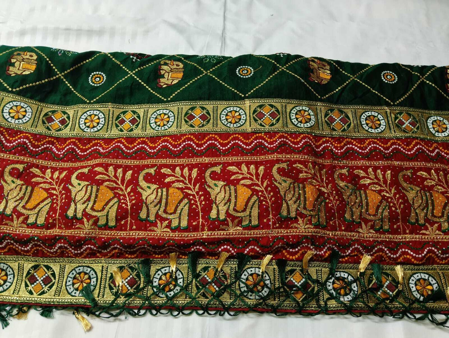 Image of AACHCHHADAN Embroidered, Geometric Print Bollywood Georgette, Art Silk Saree (Red, Green, Gold)