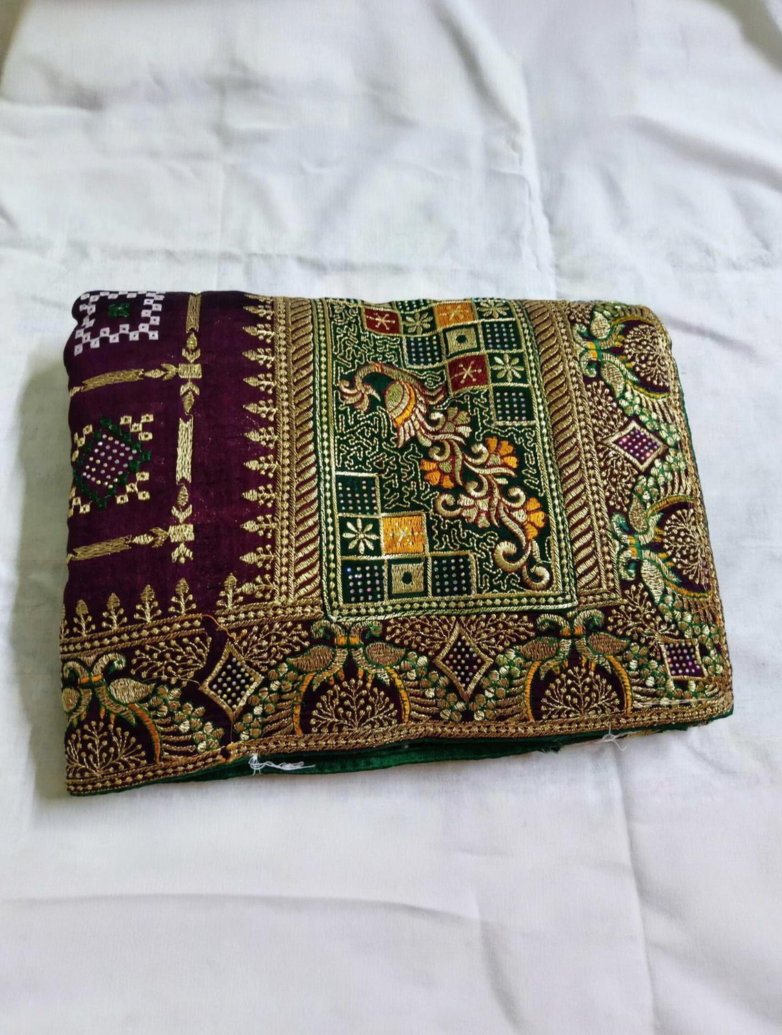 Image of AACHCHHADAN Embroidered, Geometric Print Bollywood Georgette, Art Silk Saree (Red, Green, Gold)