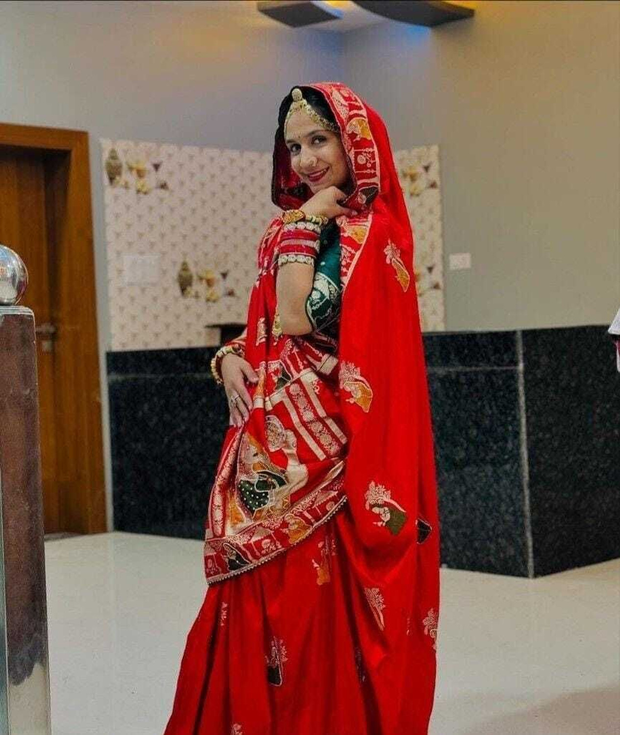 Image of AACHCHHADAN Embroidered, Geometric Print Bollywood Georgette, Art Silk Saree (Red, Green, Gold)