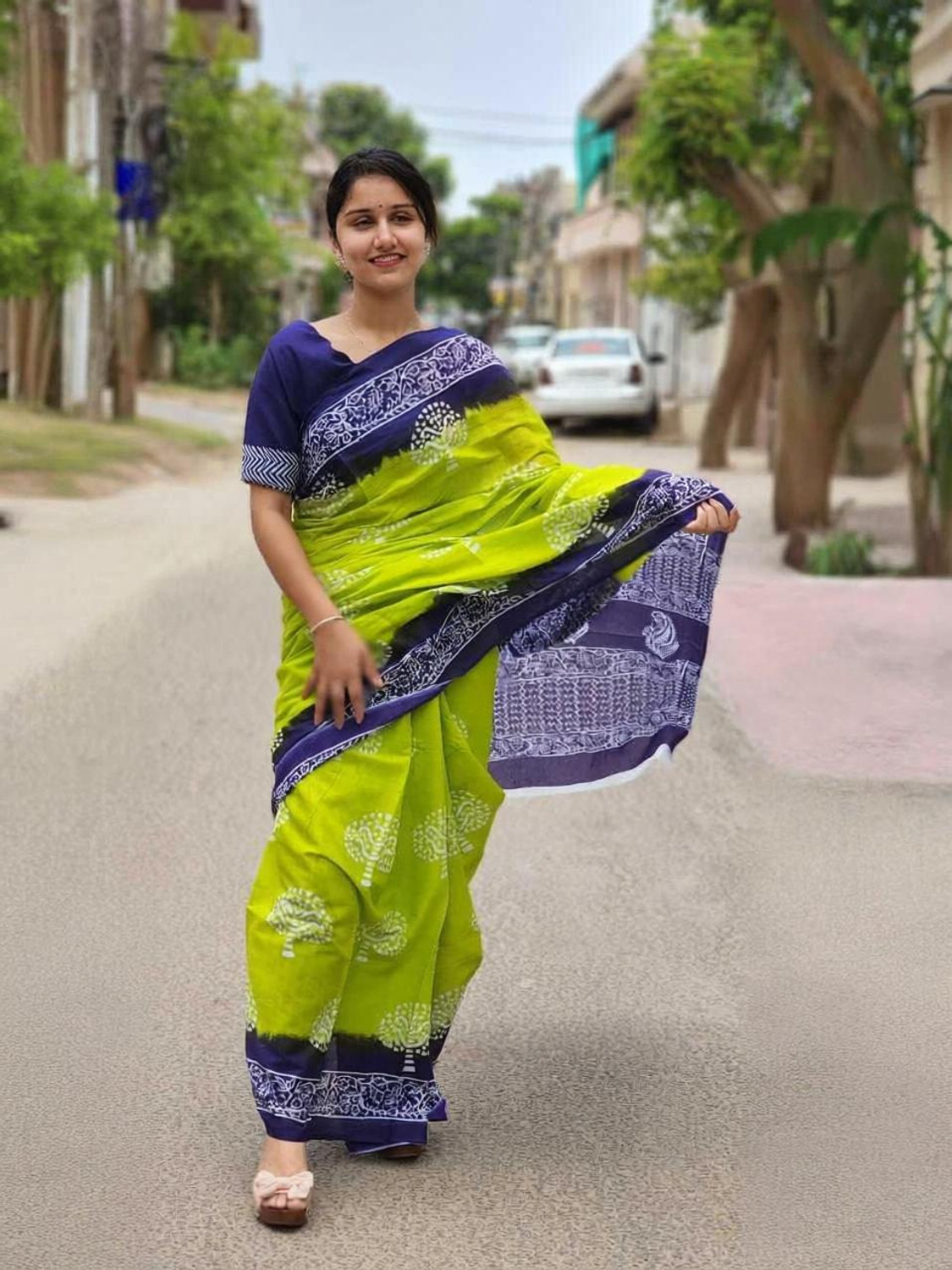 Image of Vasundhara Traders Embroidered Kasavu Cotton Blend Saree (Multicolor)