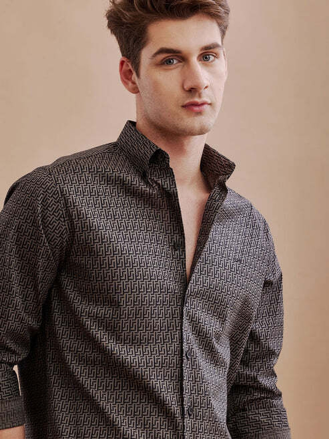 Image of Roadster Men Regular Fit Solid Spread Collar Casual Shirt