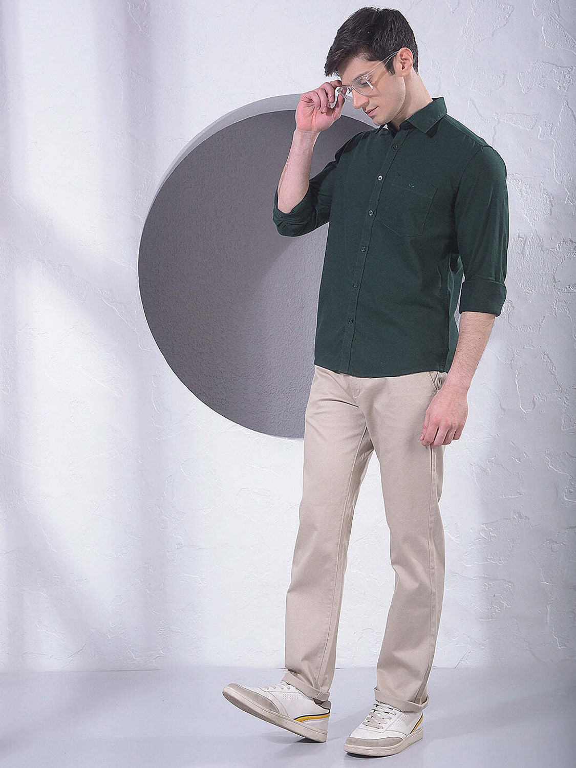 Image of CRIMSOUNE CLUB Men Slim Fit Solid Spread Collar Casual Shirt