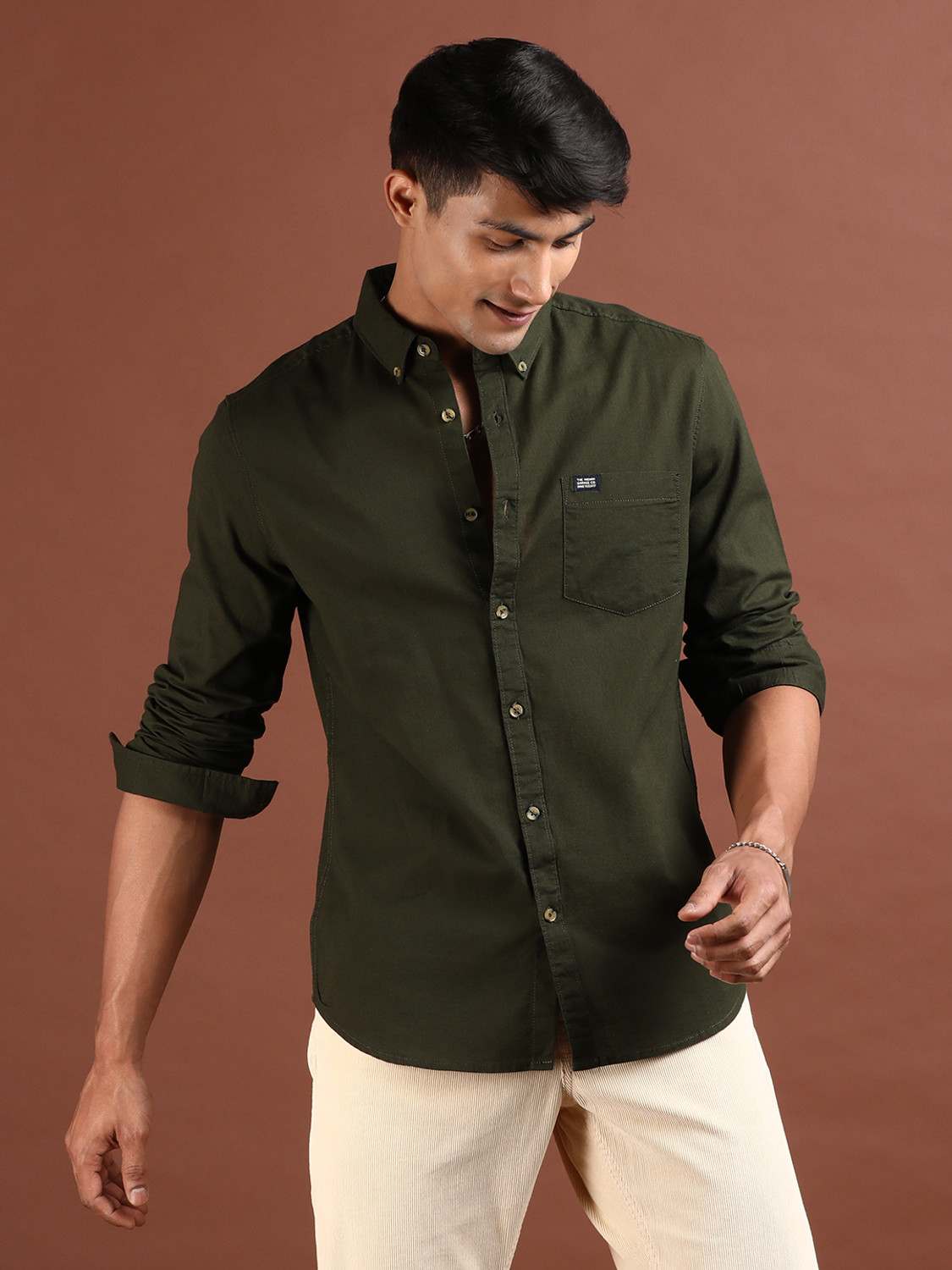 Image of Roadster Men Regular Fit Solid Spread Collar Casual Shirt