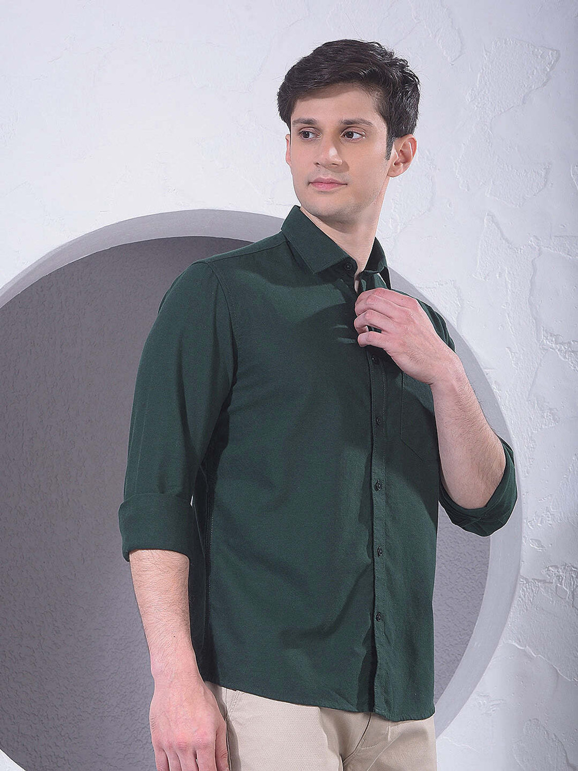 Image of CRIMSOUNE CLUB Men Slim Fit Solid Spread Collar Casual Shirt