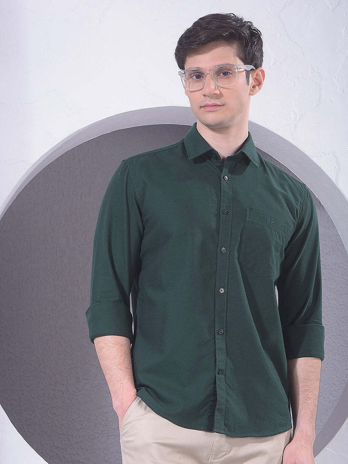 Image of CRIMSOUNE CLUB Men Slim Fit Solid Spread Collar Casual Shirt