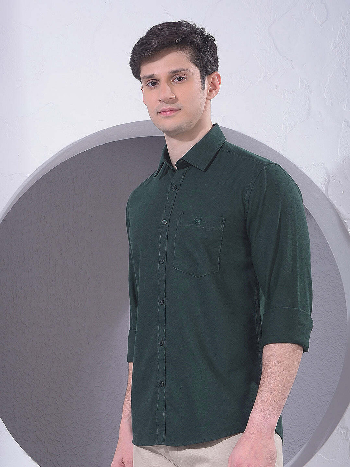 Image of CRIMSOUNE CLUB Men Slim Fit Solid Spread Collar Casual Shirt