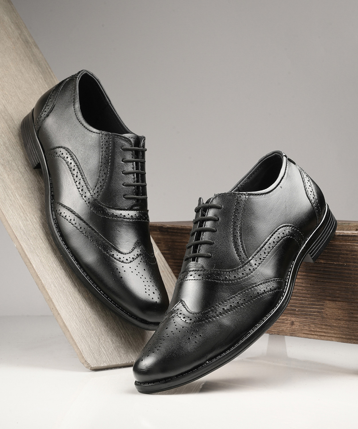 Image of WALKAROO Elegant Genuine Leather Shoes for Office, College, and Formal Occasions Oxford For Men (Black , 9)
