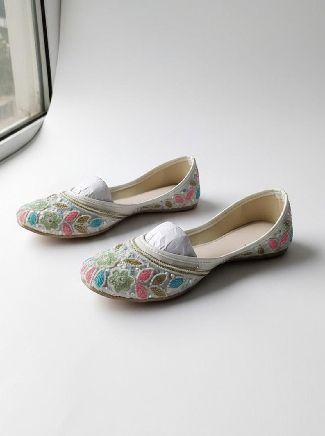 themoon Women Multicolor Floral Embroidered Traditional Juttis Bellies Sandal (Multicolor , 7) - Image 1