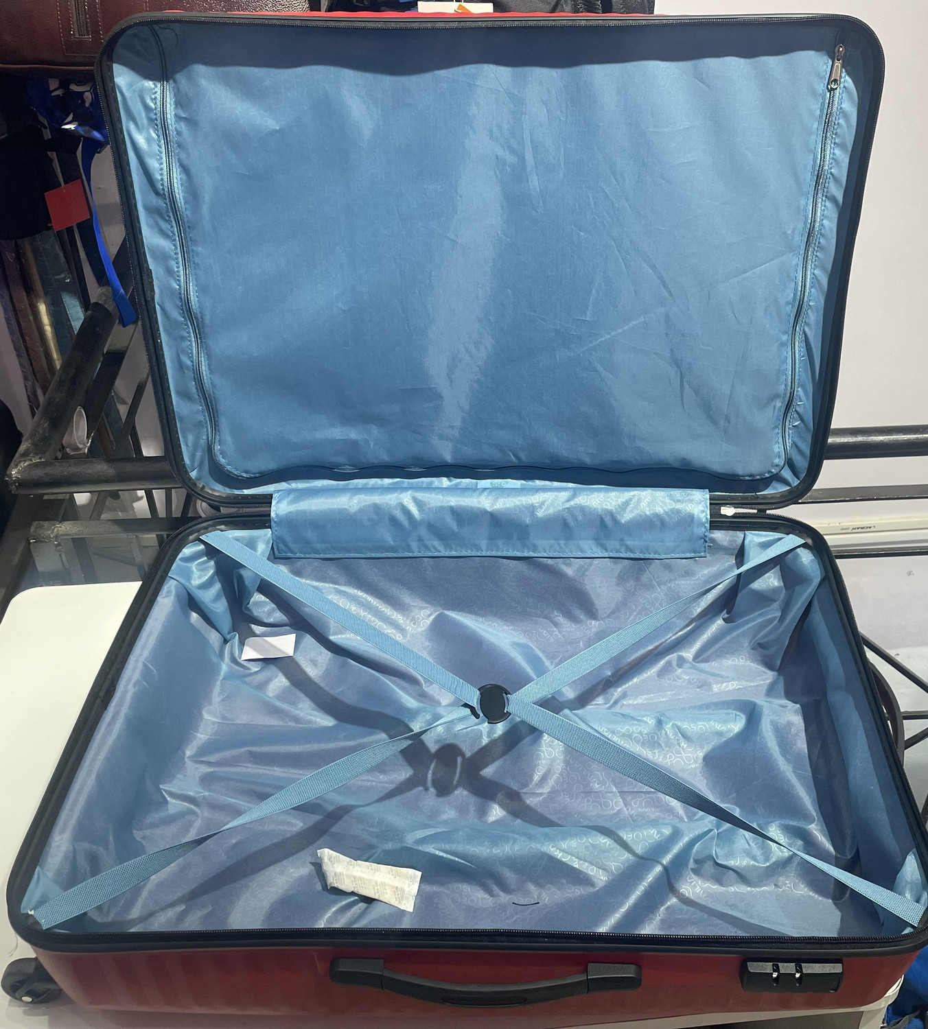 Image of AMERICAN TOURISTER Small Check-in Suitcase (33 inch) 4 Wheels - ROCKLITE 79CM RED - Red