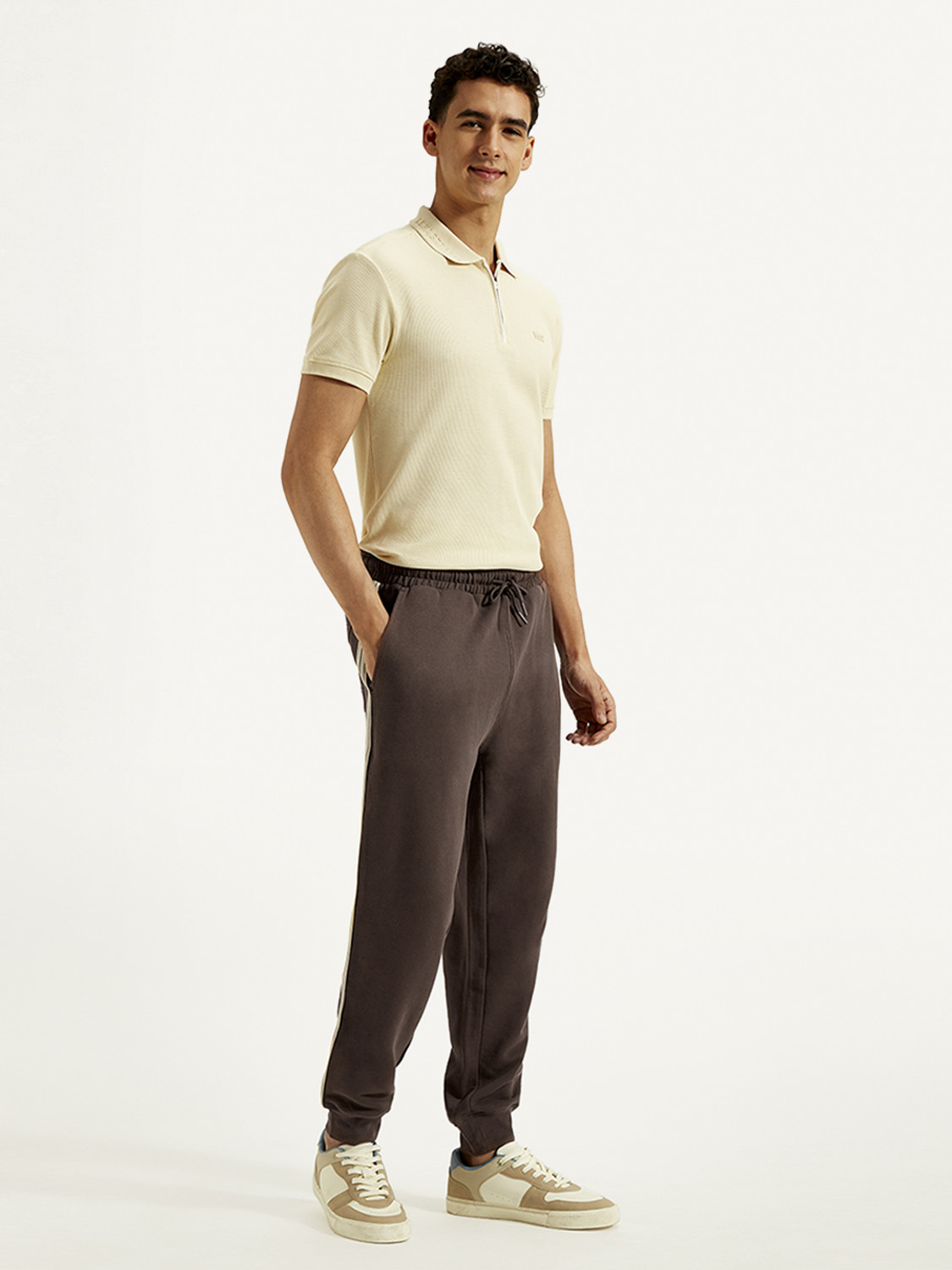 Image of LEVI'S Men Regular Fit Brown Pure Cotton Trousers