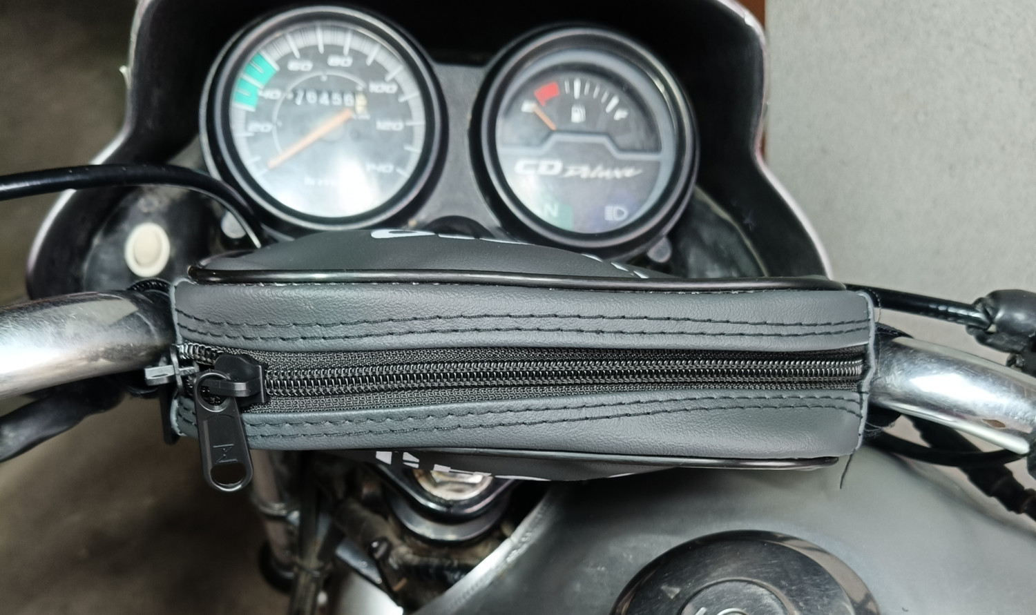 Image of Yumin Non Magnetic Tank Bag For All Bike Accessories Waterproof Cover Universal Luggage Box Black Polyester Motorbike Saddlebag (2.5 L)