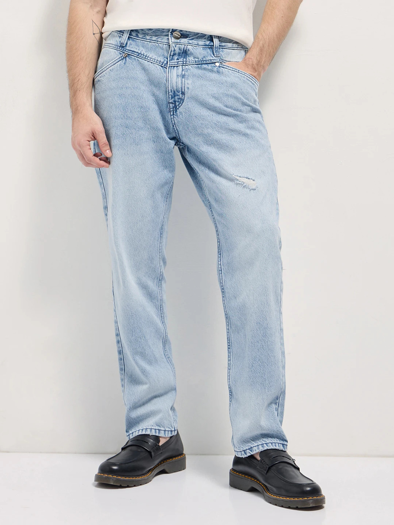 The Bear House Relaxed Fit Men's Light Blue Jeans at ₹686 (73% Off) – Flipkart